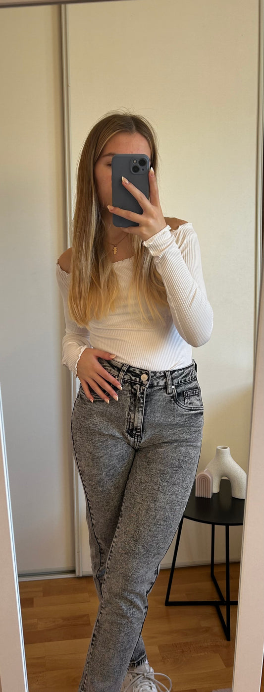 Jean mom fit Flora